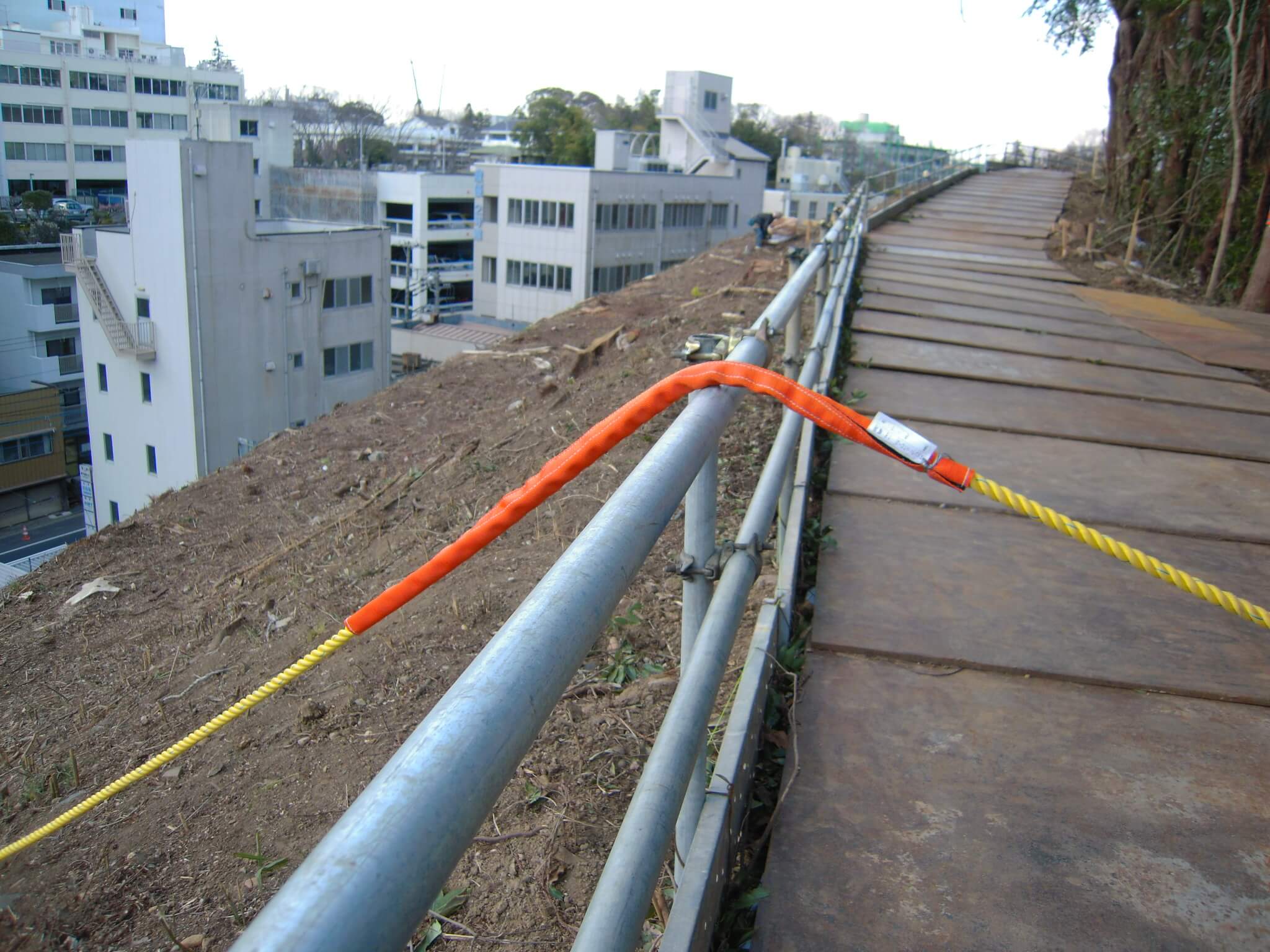 ロープスリング法面工事用親綱保護カバー